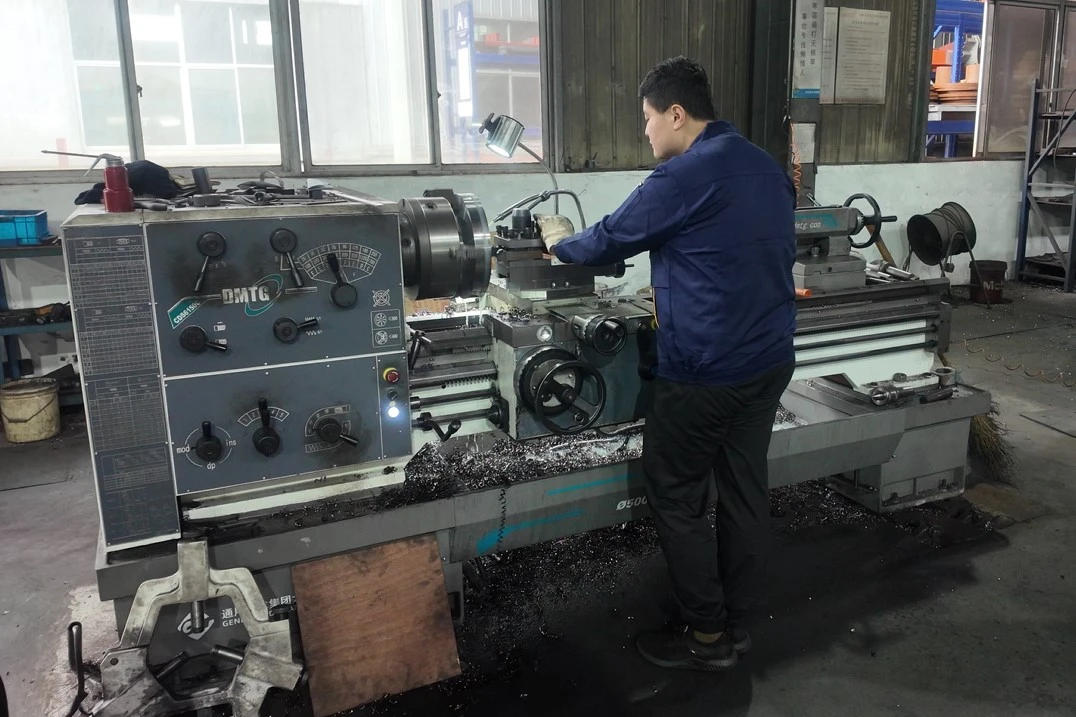 Horbon technical team providing technical support for crusher parts customers Horbon technical team providing technical support for crusher parts customers